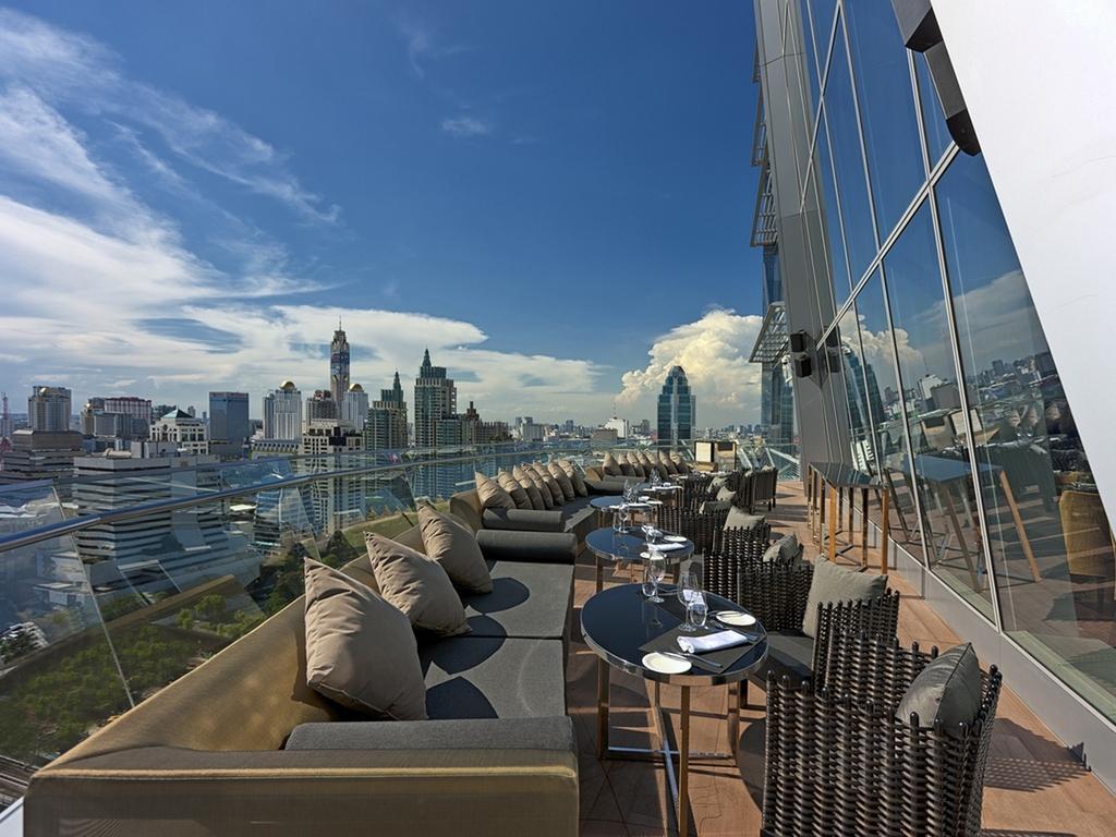 The Okura Prestige Bangkok Banguecoque Exterior foto The rooftop bar at the Standard East Village